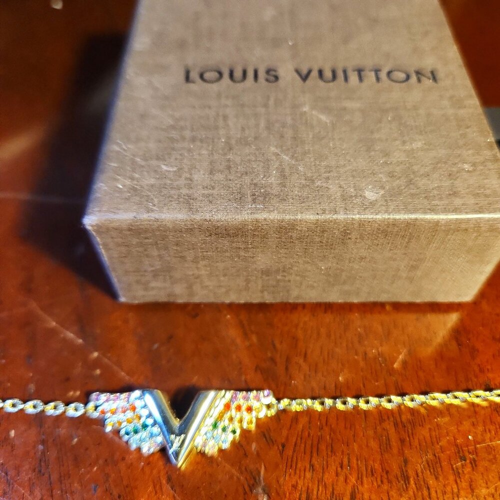 Authentic LOUIS VUITTON Essential V California Dreaming Bracelet Gold M69580